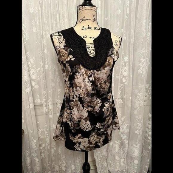 Suzie In The City Tops - Elevate Your Work Wardrobe with Our Floral Tank Top!